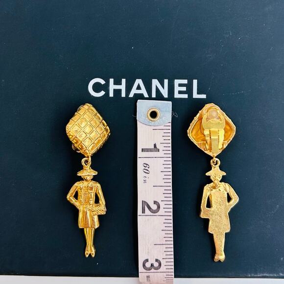 Chanel Vintage Lady Coco Mademoiselle Dangle Clip On Earrings 70s 24k gold pltd - Picture 3 of 6